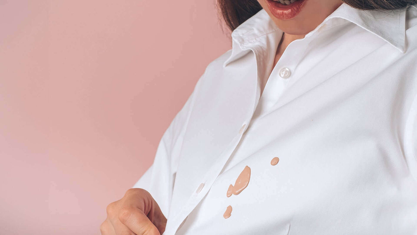 Como tirar mancha de base da roupa: saiba o passo a passo