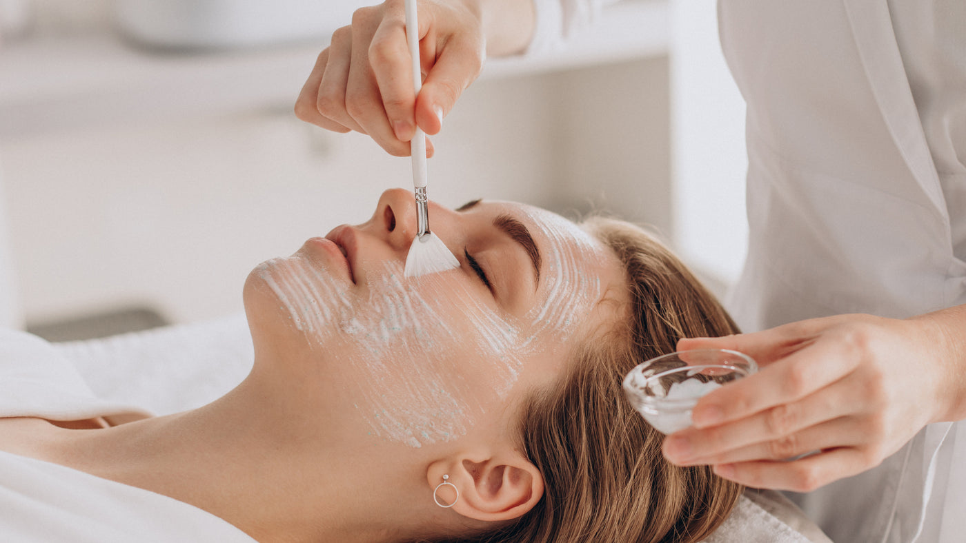 Peeling facial: conheça os tipos, benefícios e cuidados necessários