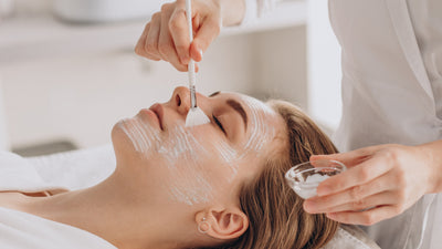 Peeling facial: conheça os tipos, benefícios e cuidados