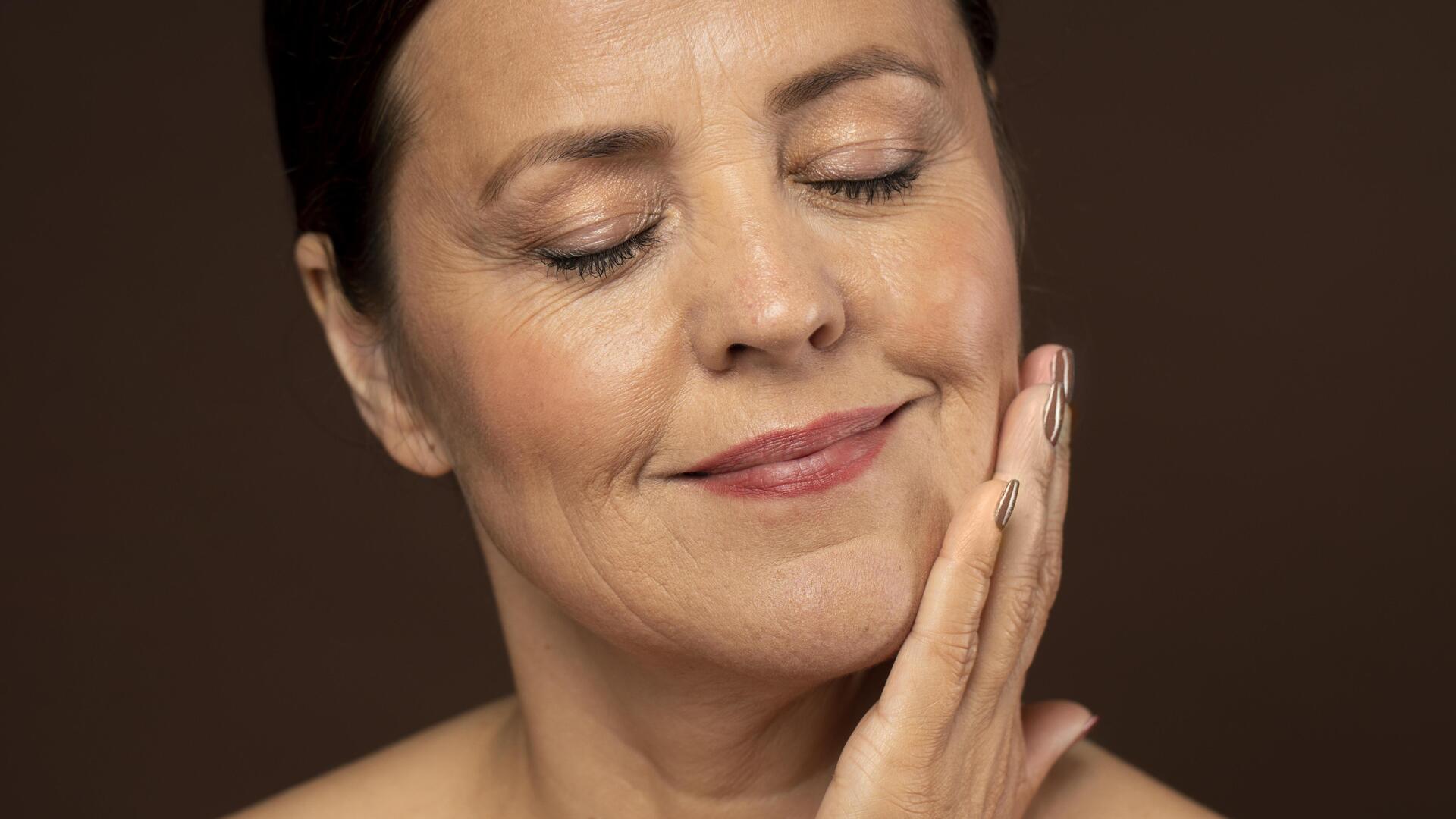 Pele madura: quais as características, cuidados e maquiagem ideal