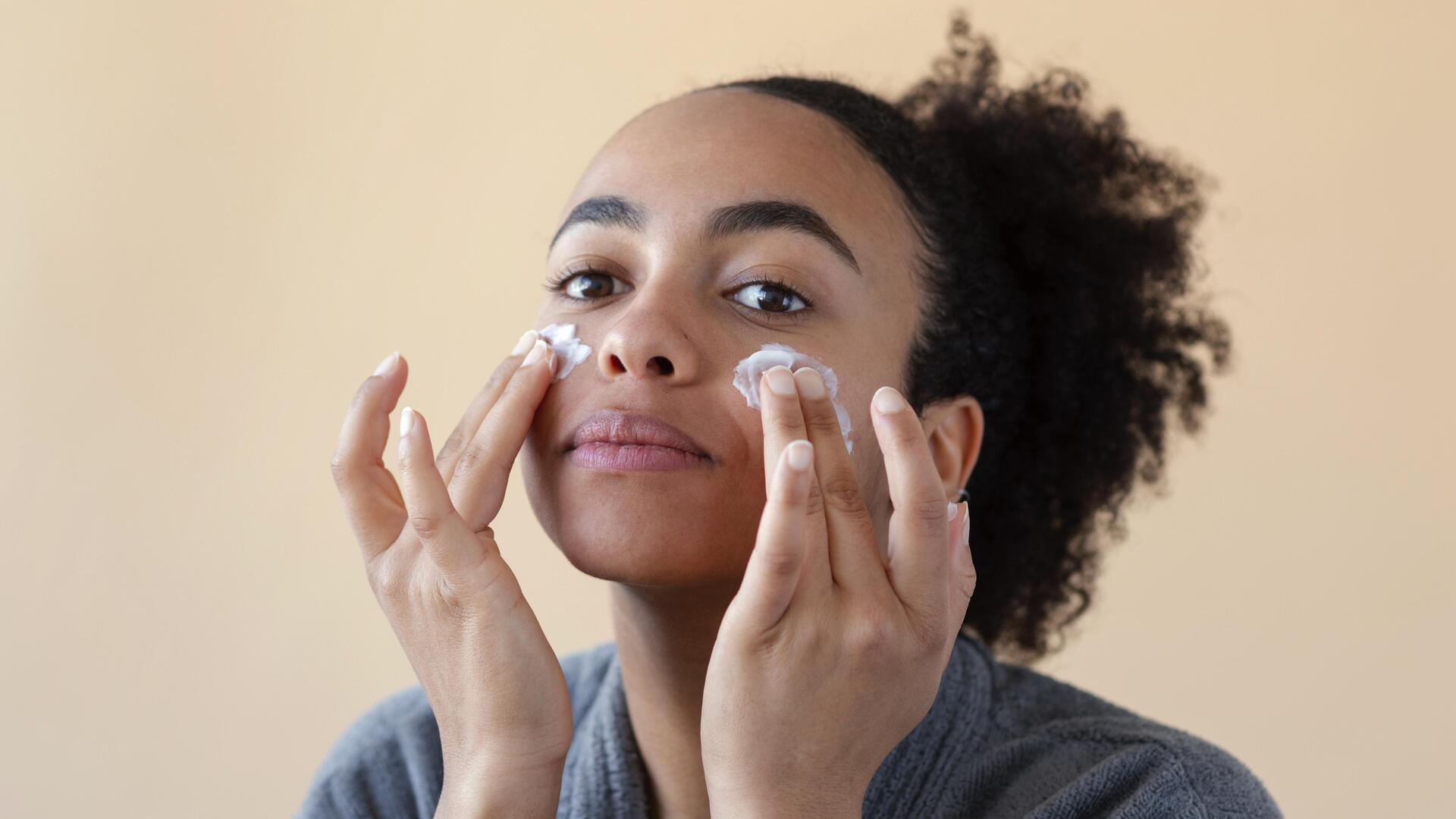 Maquiagem na infância pode causar problemas dermatológicos