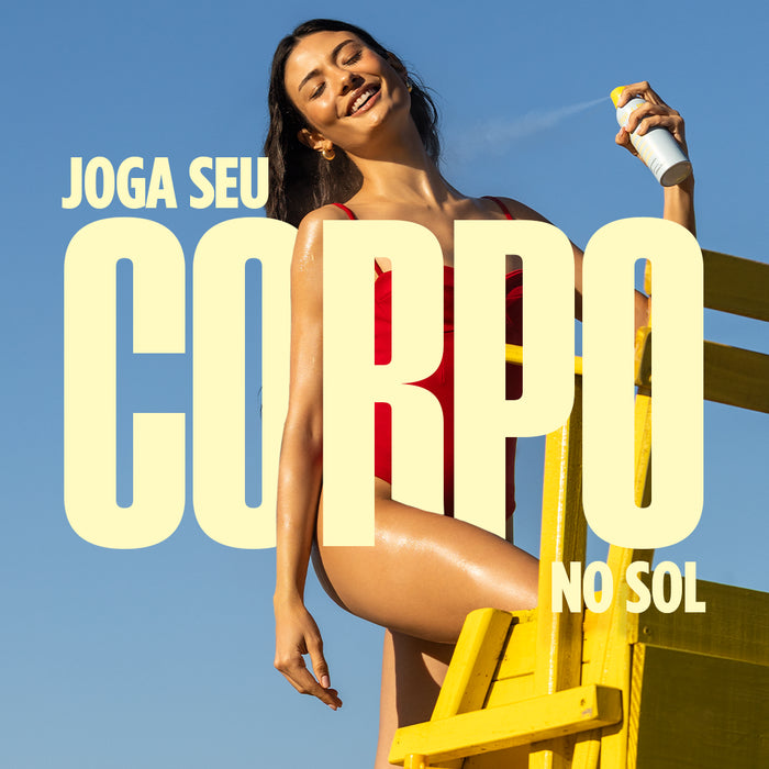 mulher aplicando protetor solar aerossol FPS 50 da Ollie, com frase de efeito "Joga seu corpo no sol".