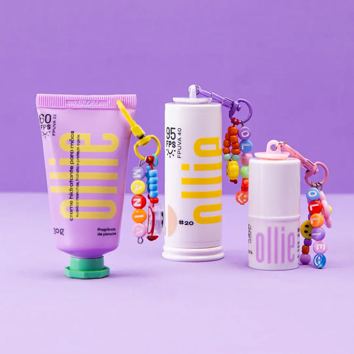 Trio de produtos Ollie com Mistery Charms coloridos destacando a vibe divertida e colecionável.