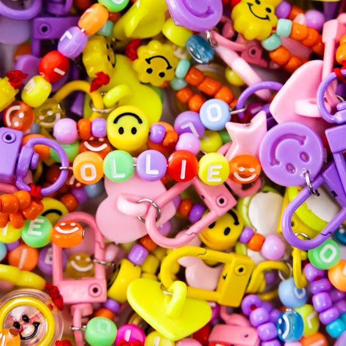 Mistery Charms da Ollie em várias cores e formas, perfeitos para colecionadores e personalizar looks.