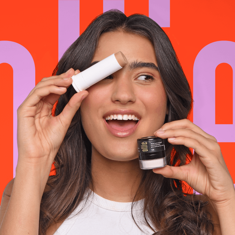 menina segurando o pó translucido e protetor solar em bastão