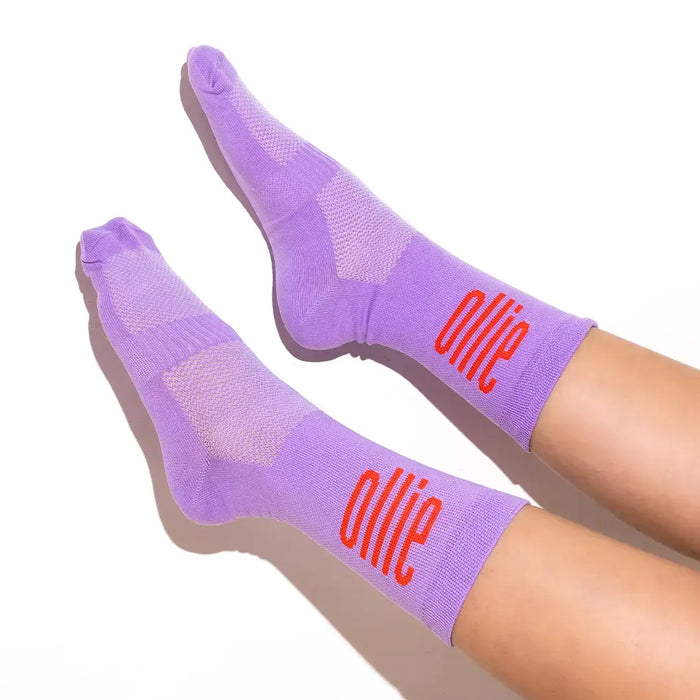 Meia de corrida lilás da Ollie, ideal para treinos com estilo e alta performance.