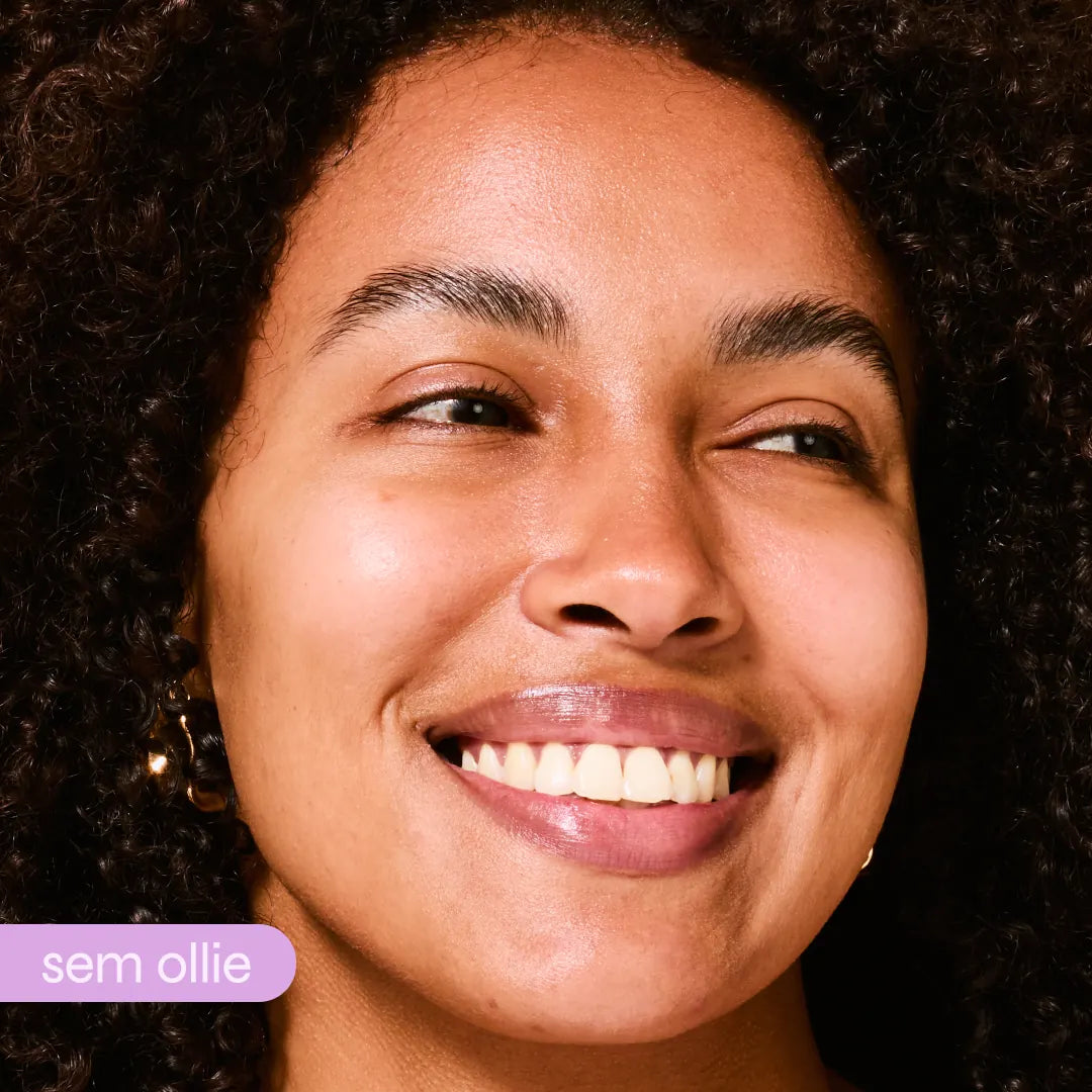 Rosto de mulher sorrindo com lábios rosados e pele iluminada, antes de usar o bastão com cor Ollie