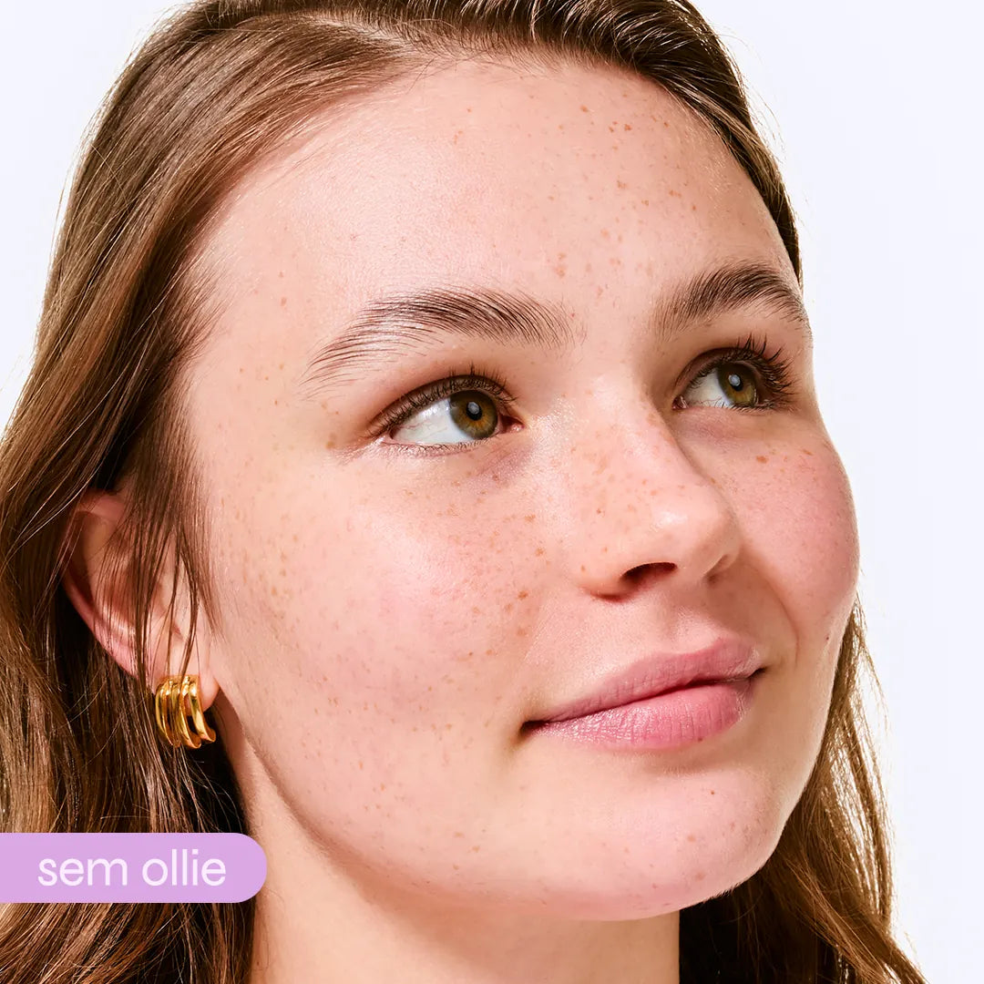 Rosto feminino com sardas e pele natural sem maquiagem – antes do bastão com cor Ollie