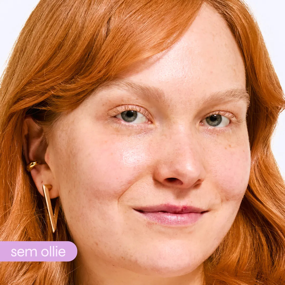 Rosto de mulher com cabelo ruivo e pele natural sem maquiagem, antes de usar bastão com cor