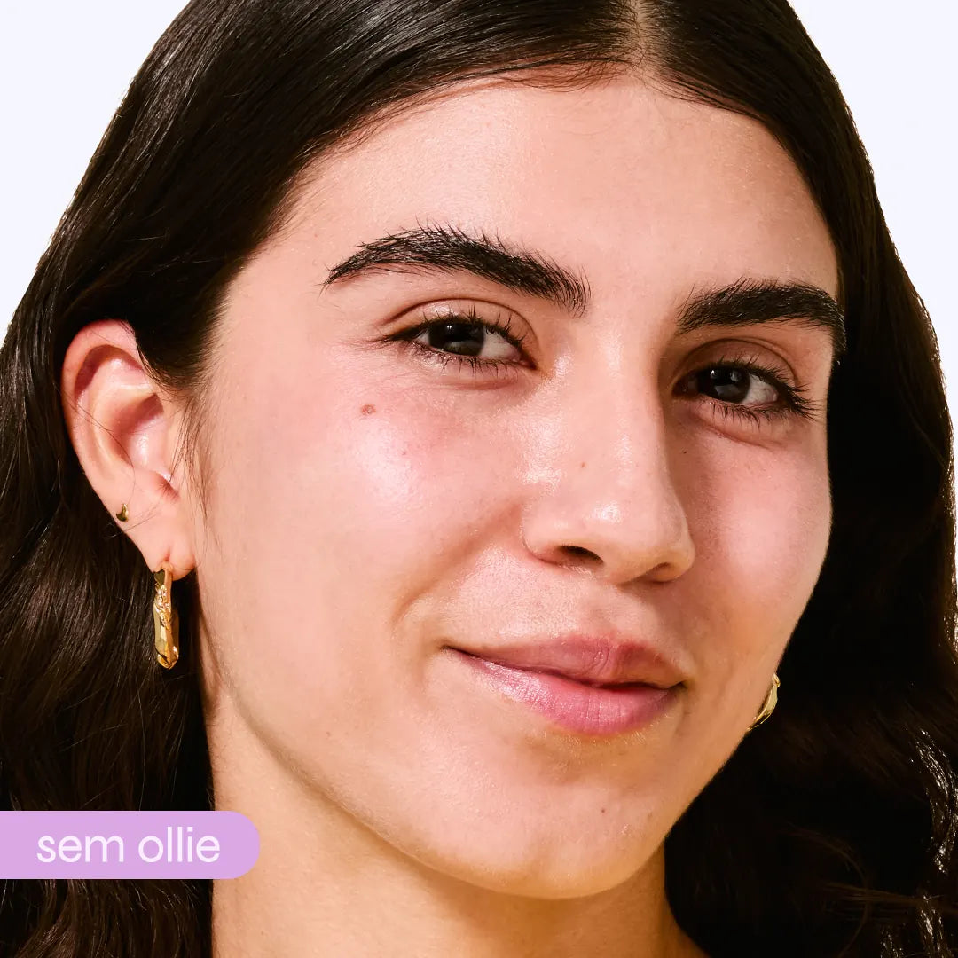 Rosto feminino de perto sem maquiagem, pele natural com brilho suave, antes de usar o batom colorido Ollie
