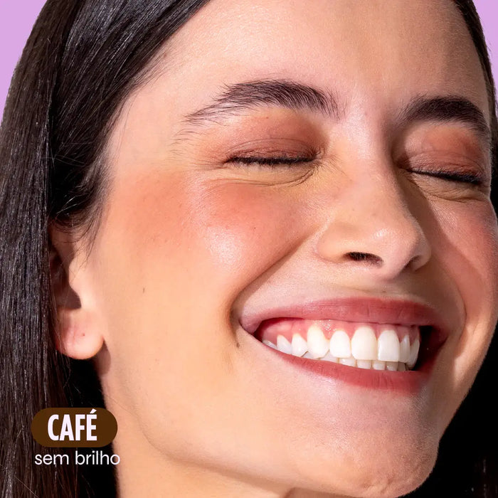 Modelo utilizando maquiagem, bastão 3 em 1  da Ollie tom Café