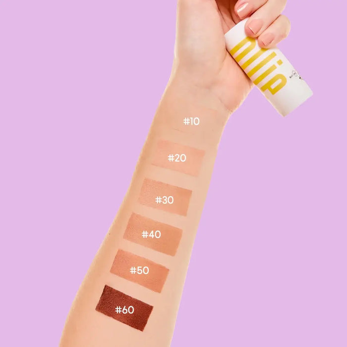 Variedade dos tons do Protetor Solar com cor em Barra da Ollie FPS 95 FPUVA 40. Diferentes tons demonstrados no braço da modelo de pele clara.