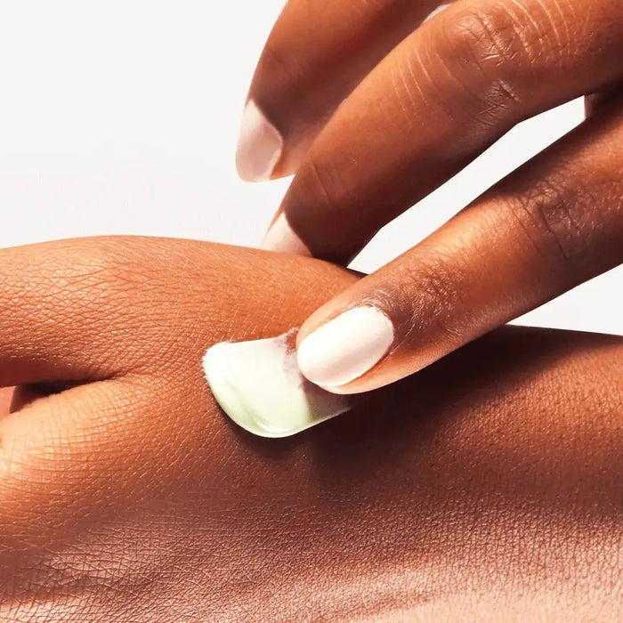 Aplicando o creme para mãos fps 60 da Ollie.