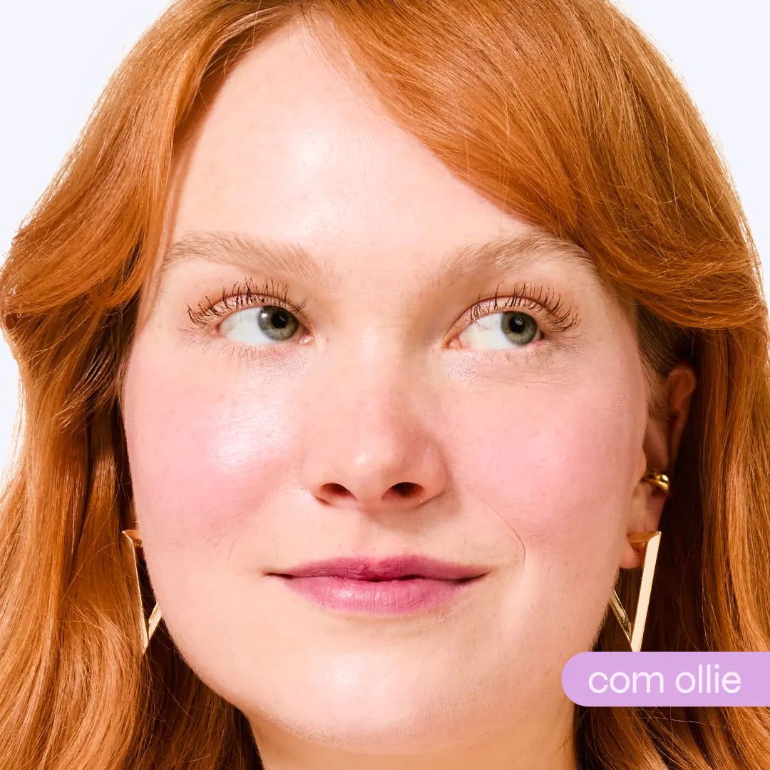 Mulher ruiva com olhos verdes usando batom bastão rosa lilás e brincos dourados geométricos - resultado final