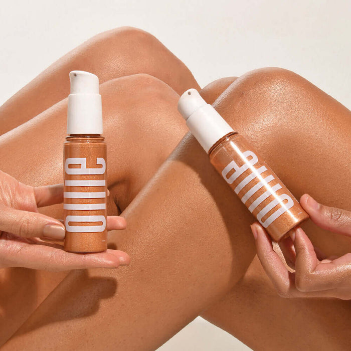 Efeito do iluminador glow corporal da Ollie sob pernas bronzeadas em fundo branco.