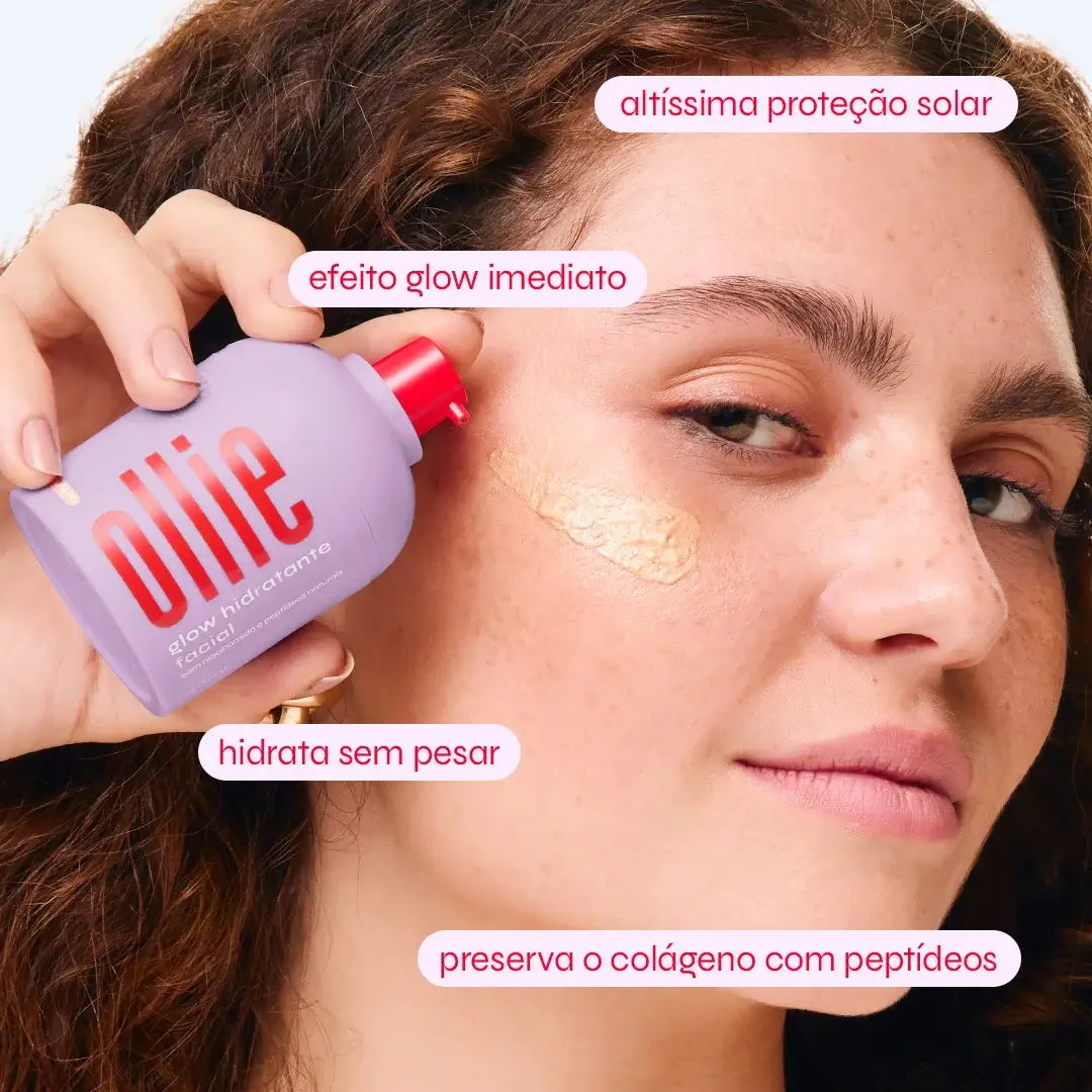 Modelo aplicando glow facial hidratante dourado, com altíssima proteção solar, efeito glow imediato, que hidrata sem pesar e preserva o colágeno com peptídeos. - meuollie