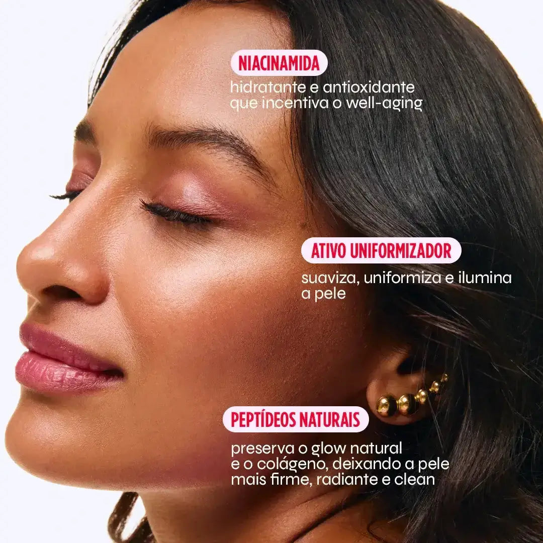 Modelo de olhos fechados e pele reluzente por conta do efeito do glow facial da Ollie, que tem como base niacinamida  e peptídeos naturais.