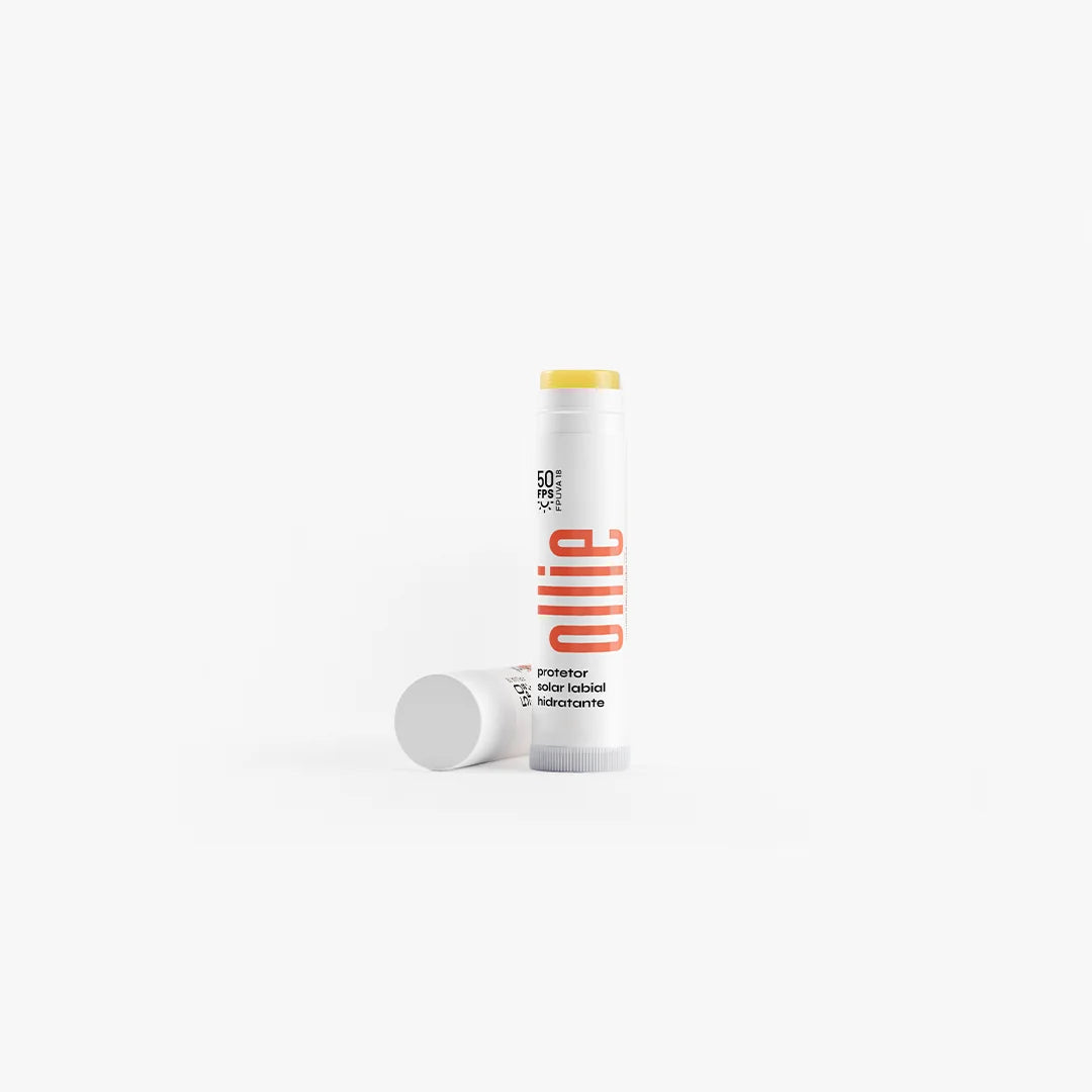Protetor Solar Hidratante Labial FPS 50 FPUVA 18 da Ollie em fundo branco