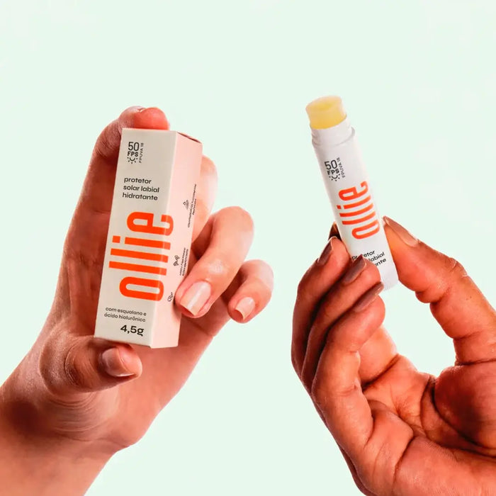 Mãos segurando embalagem e caixa de protetor labial hidratante FPS 50 da Ollie.
