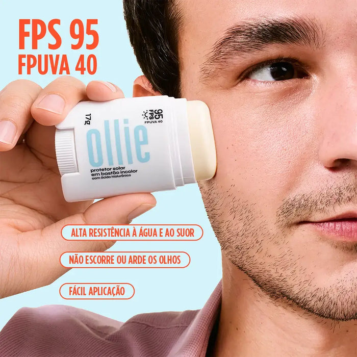 Modelo apoiando protetor solar em barra incolor FPS 95 da Ollie, com alta resistência à água e ao suor, não escorre ou arde os olhos, de fácil aplicação.