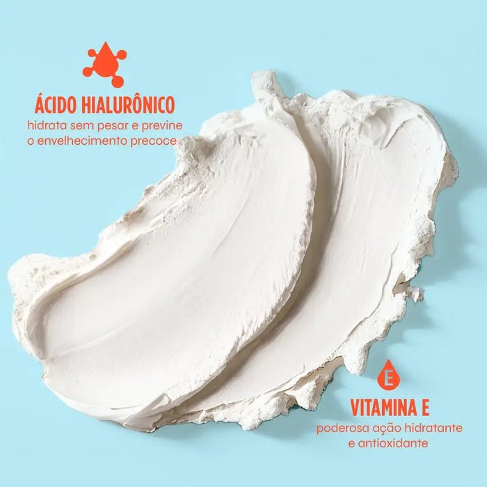 protetor solar em barra incolor FPS 95 da Ollie aplicado em superfície de cor azul bebê. Protetor contendo ácido hialurônico e vitamina E.
