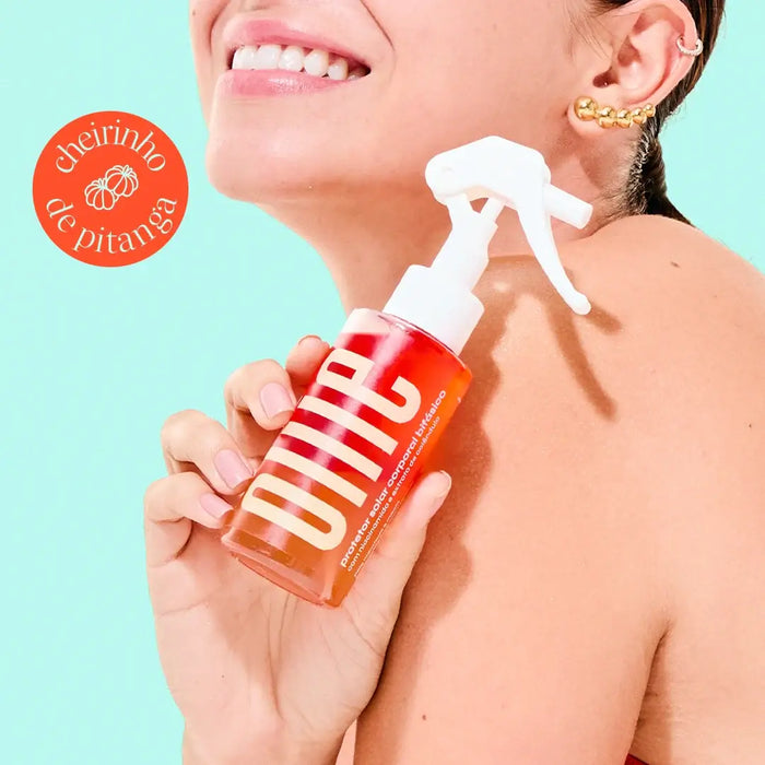 Modelo segurando protetor solar bifásico FPS 35 da Ollie próximo ao ombro.