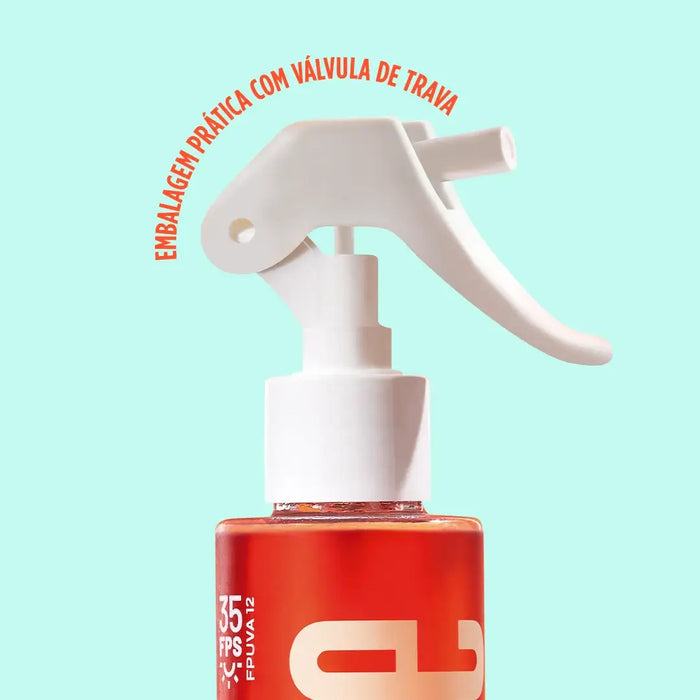 Embalagem de Protetor solar bifásico da Ollie com válvula de trava em um fundo de cor verde água.