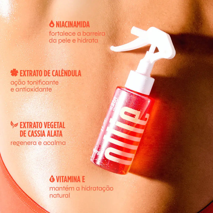 Protetor solar bifásico FPS 35 - composto por niacinamida, extrato de calêndula, extrato vegetal de cassia alata, e vitamina E - em cima das costas de modelo.