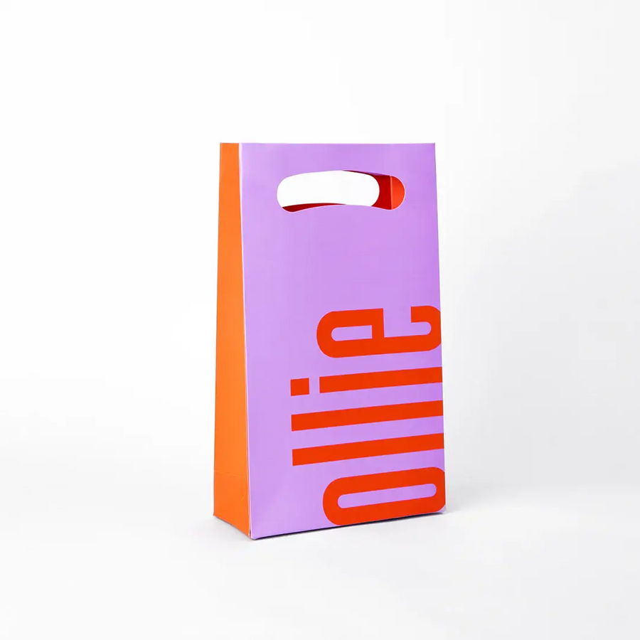 Sacola Presenteável Ollie, nas cores roxo e vermelho com o logo Ollie estampado, ideal para embalar presentes