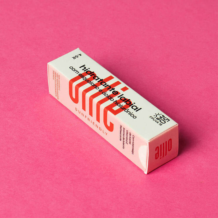 Brinde Hidratante Labial Ollie em embalagem estilizada, ideal para manter os lábios hidratados e protegidos.